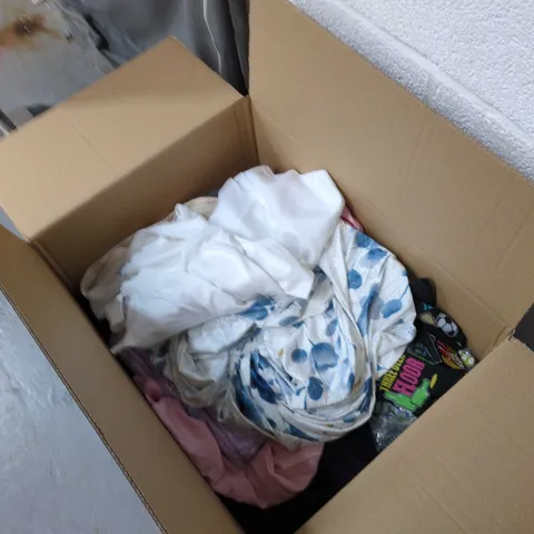 CLOTHING SET – GREEN BUTTON-FRONT SHIRT/JACKET AND BLUE DENIM SHORTS (TWO-PIECE) ASSORTED BOX OF CLOTHES.