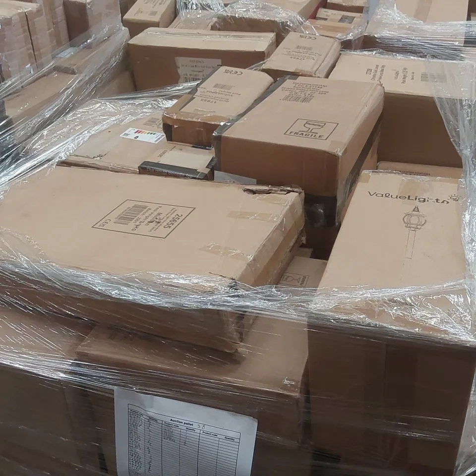 PALLET CONTAINING A VERY LARGE QUANTITY OF ASSORTED LIGHTING PRODUCTS