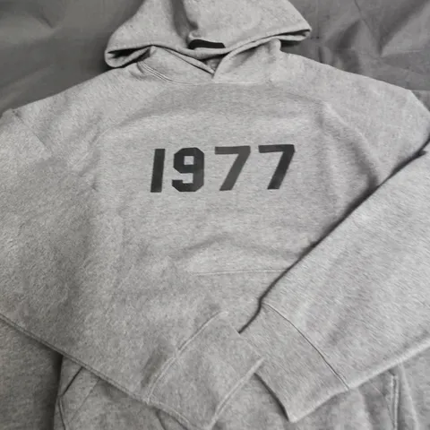 BAGGED ESSENTIALS GREY HOODIE WITH '1977' PRINT – SMALL