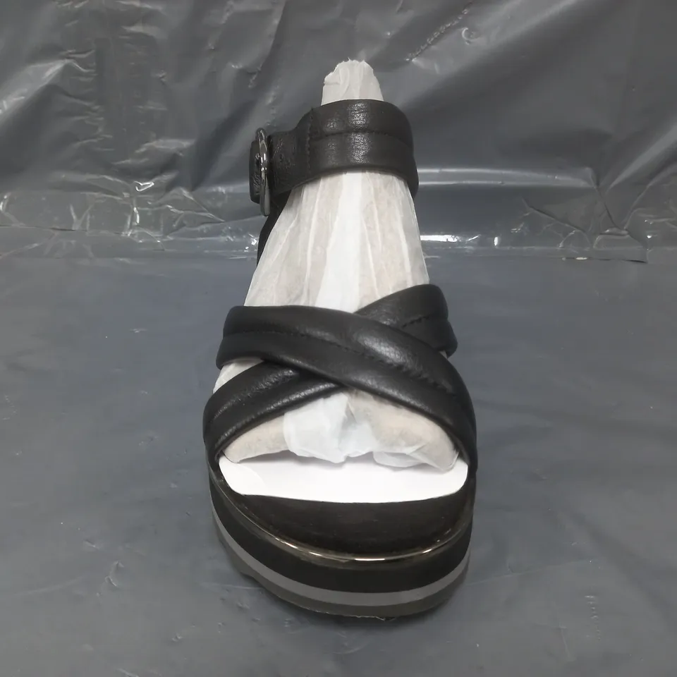 BOXED PAIR OF VIONIC PHOENIX REYNA SHOES IN BLACK SIZE 4.5