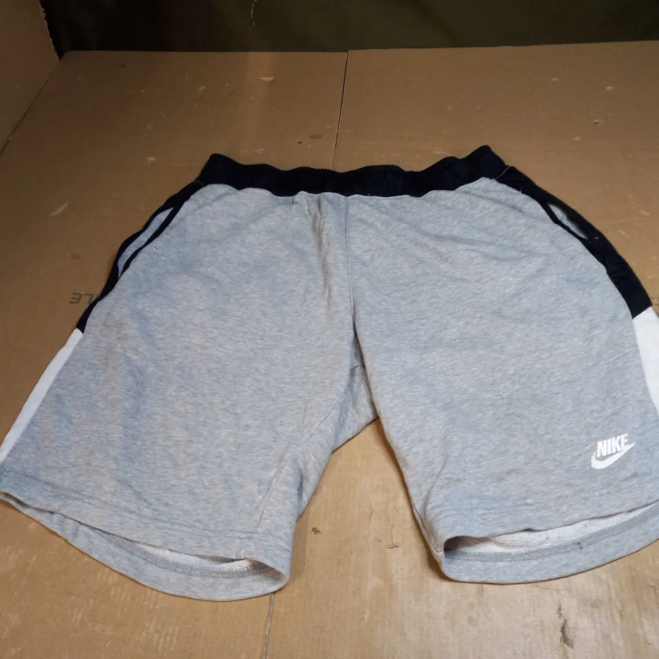NIKE LOGO FLEECED SHORTS SIZE L