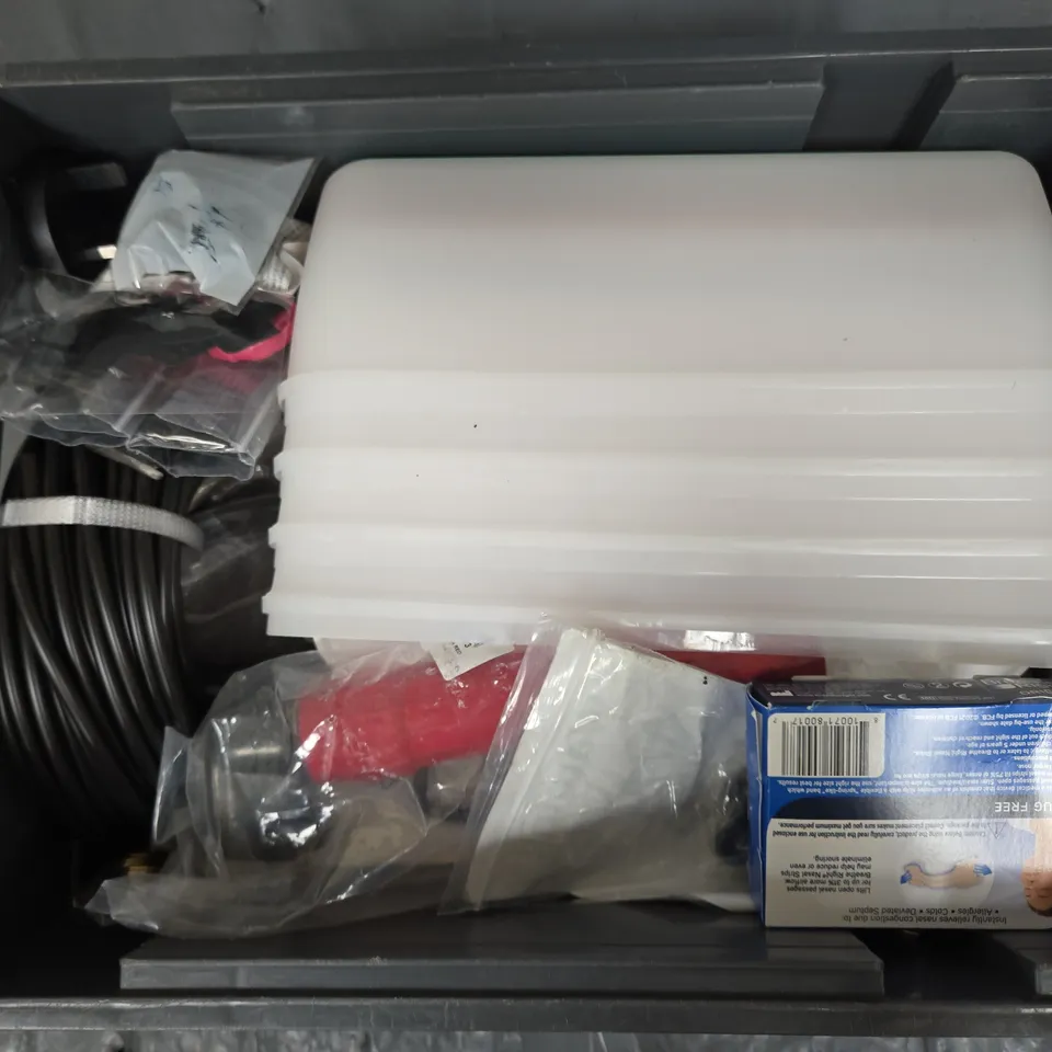 APPROXIMATELY 15 ASSORTED HOUSEHOLD ITEMS TO INCLUDE SILICONE SEALANT, MOTION SENSOR LIGHT, E LETTER DECOR PIECE, ETC