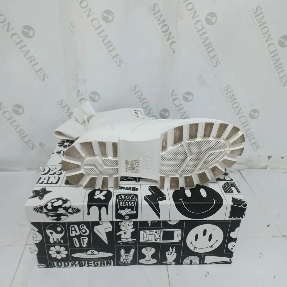 KOI FOOTWEAR LADIES WHITE BANSHEE BOOTS SIZE 4