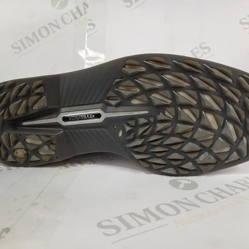 PAIR OF DRYJOYS PREMIERE SERIES SHOES IN WHITE UK SIZE 8