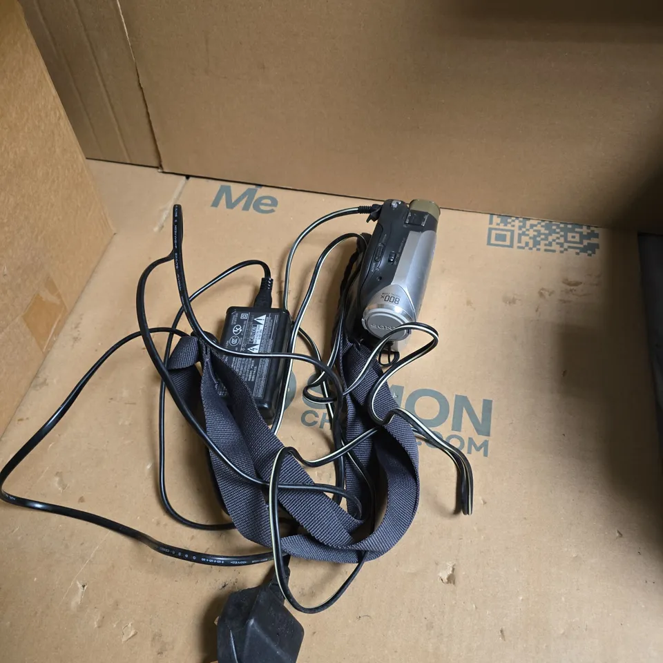 BOX OF APPROXIMATELY 3 ELECTRICAL ITEMS INCLUDING SONY HANDYCAM AND HITACHI CAMCORDER 