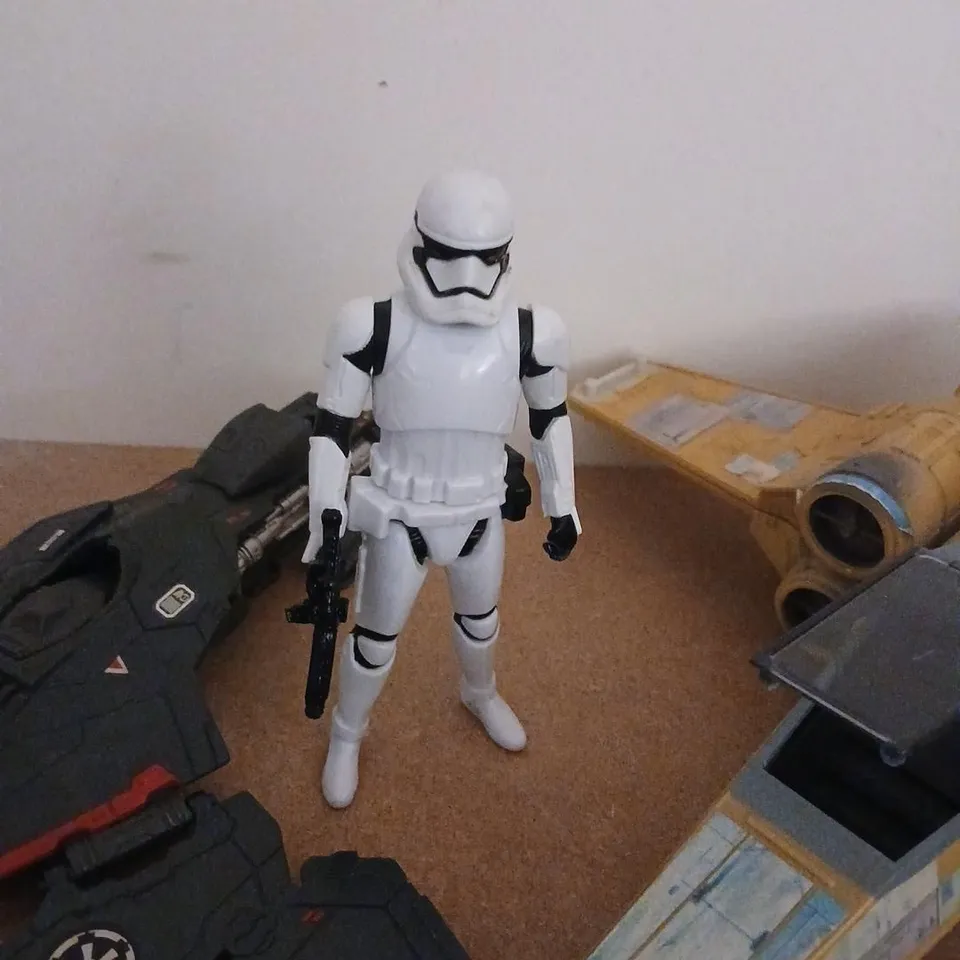 SMALL COLLECTION OF RETRO STAR WARS COLLECTABLES