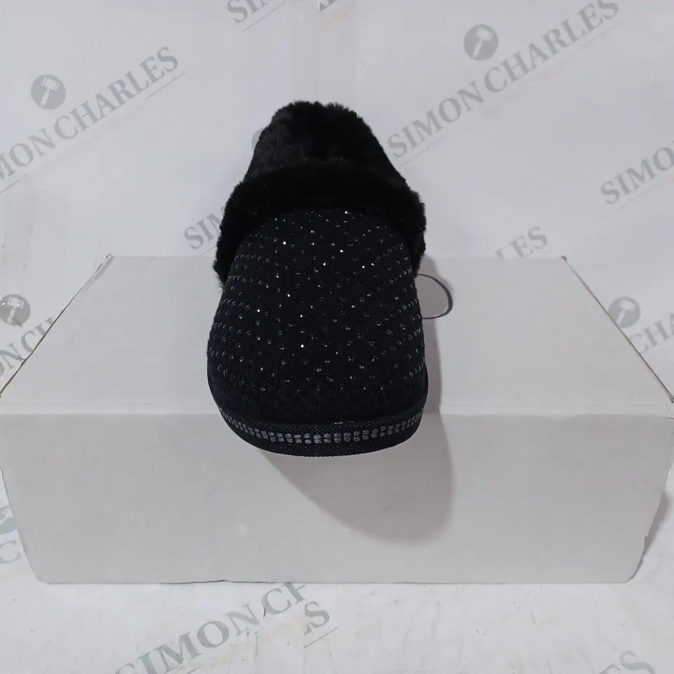 BOXED SKECHERS COZY SLIPPERS IN BLACK SIZE 8