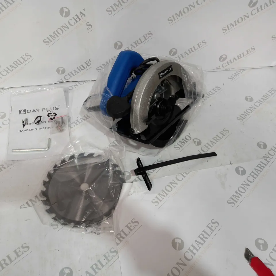 BOXED DAY PLUS CIRCULAR SAW WITH ACCESSORIES AND MANUAL