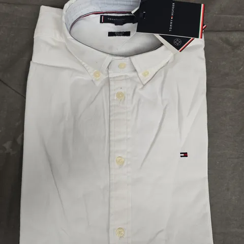 TOMMY HILFIGER DOBBY SLIM FIT SHIRT IN WHITE - L