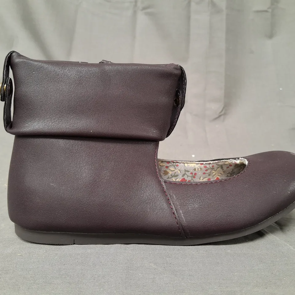 BOX OF APPROXIMATELY 15 BOXED PAIRS OF DEITY SHOES IN PURPLE - VARIOUS SIZES