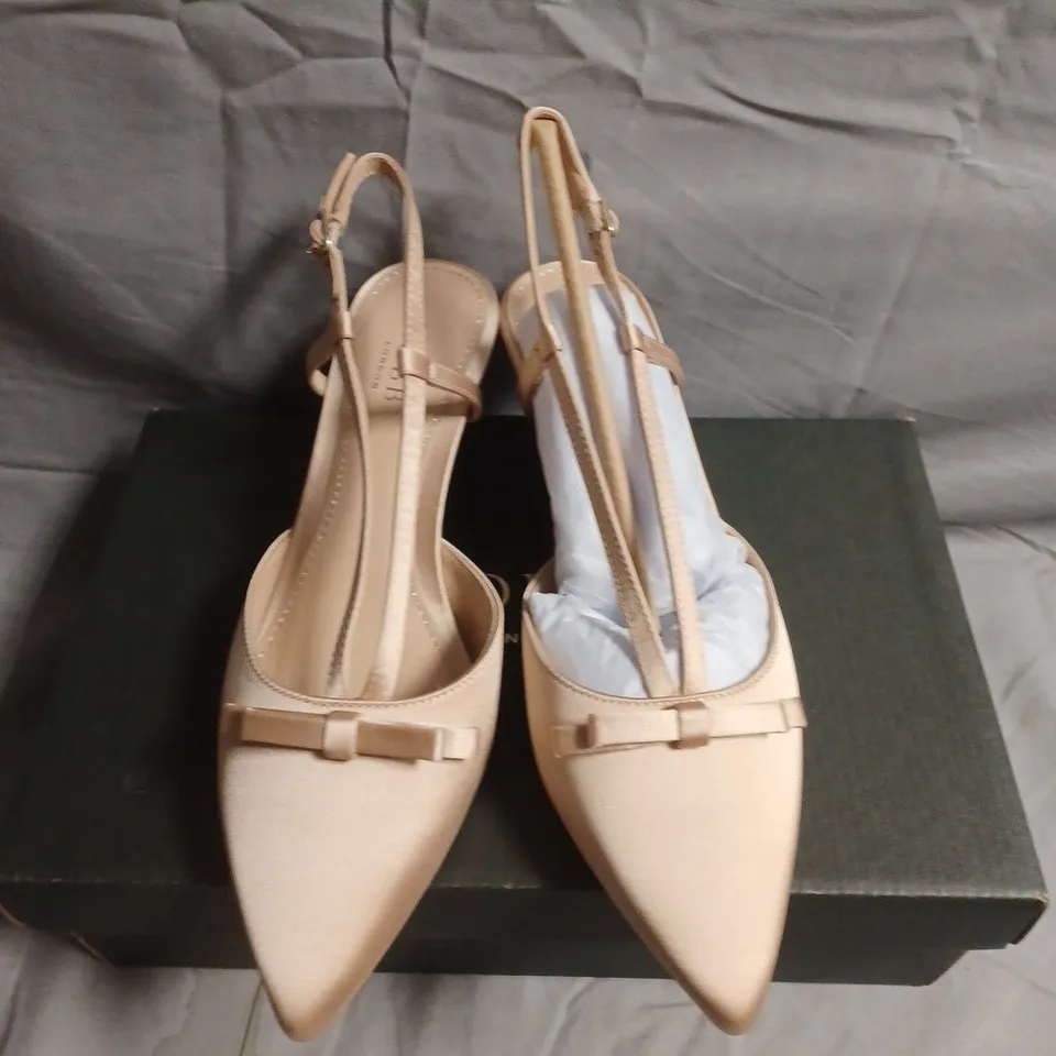 BOXED PAIR OF HOBBS WOMEN'S NUDE SLINGBACK BOW HEELS – POINTED TOE, KITTEN HEEL