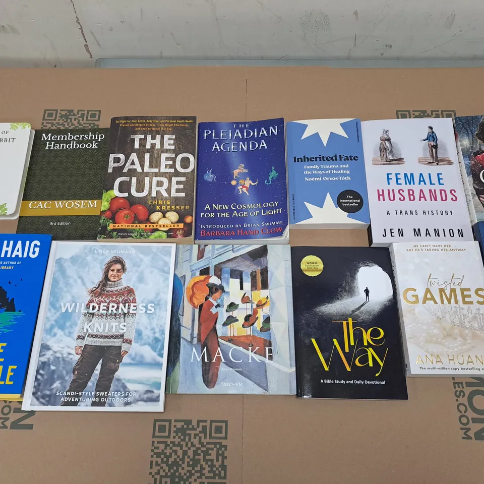 LARGE QUANTITY OF ASSORTED BOOKS TO INCLUDE FICTION & NON FICTION - COLLECTION ONLY