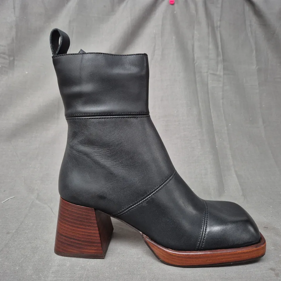 BOXED PAIR OF ASOS DESIGN BLOCK HEEL ANKLE BOOTS IN BLACK SIZE 7