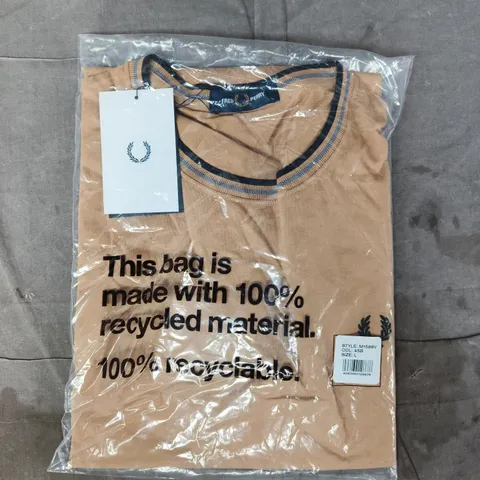 BAGGED FRED PERRY T-SHIRT IN TAN SIZE LARGE
