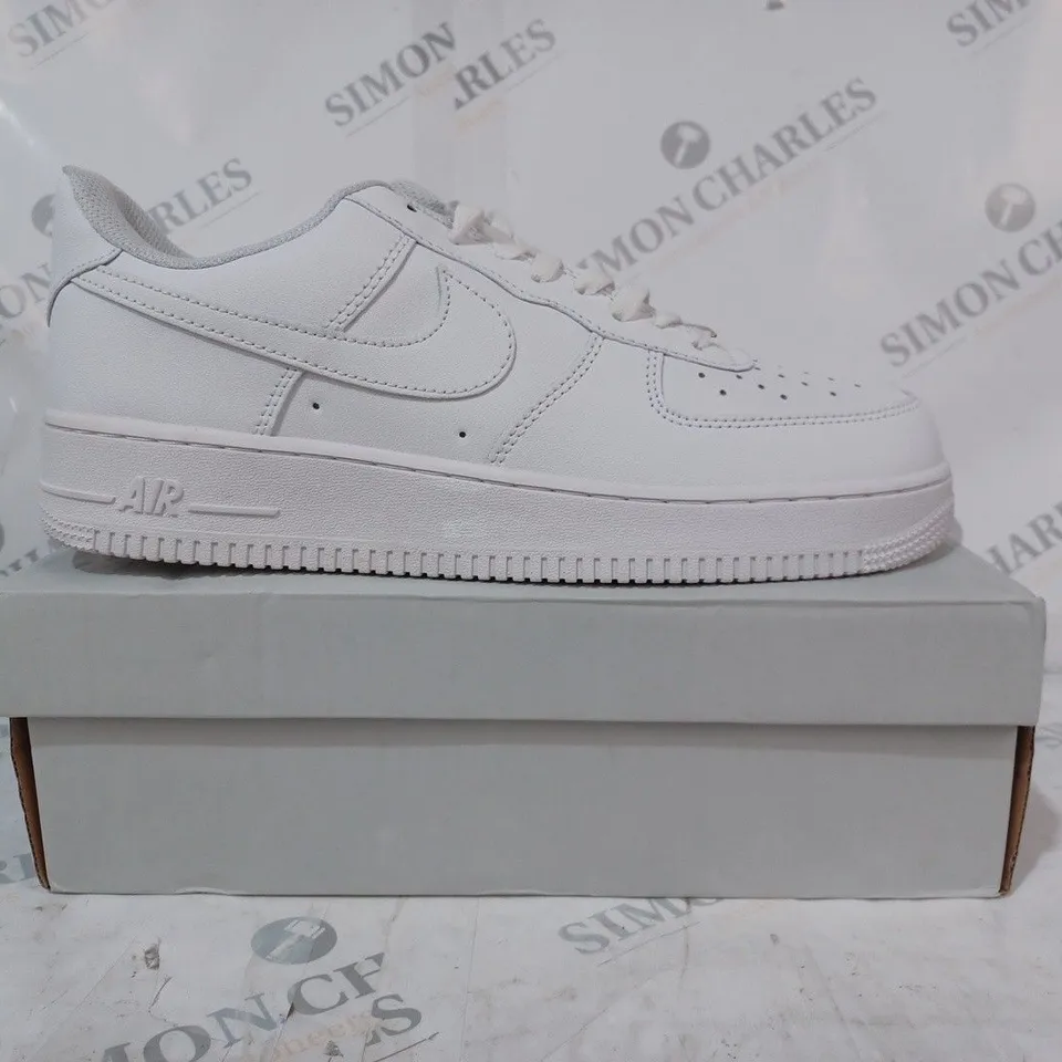 BOXED PAIR OF NIKE AIR FORCE 1 '07 SHOES IN WHITE UK SIZE 10