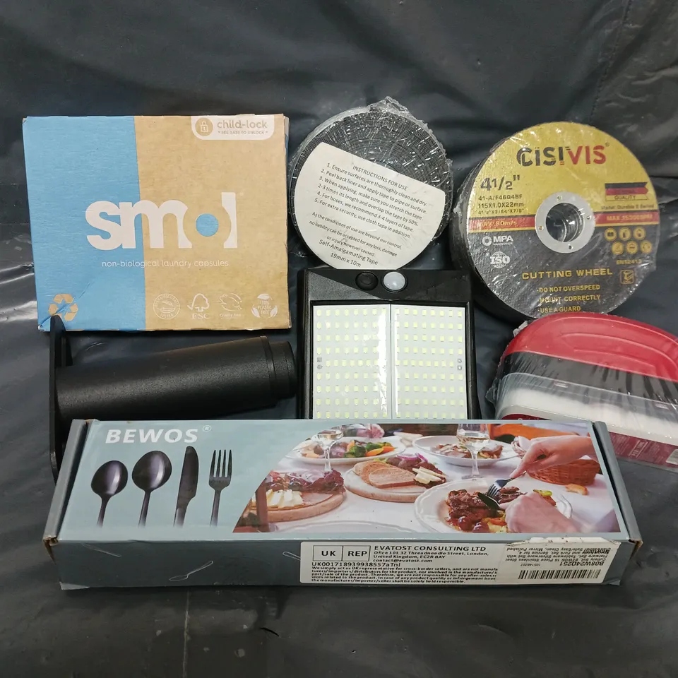 APPROXIMATELY 12 ASSORTED HOUSEHOLD ITEMS TO INCLUDE CISIVIS CUTTING WHEEL, BEWOS CUTLERY, SOLAR LIGHT, ETC