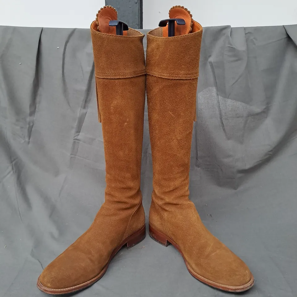 BOXED PAIR OF FAIRFAX & FAVOUR NARROW FIT SUEDE REGINA KNEE-HIGH BOOTS IN TAN SIZE 6