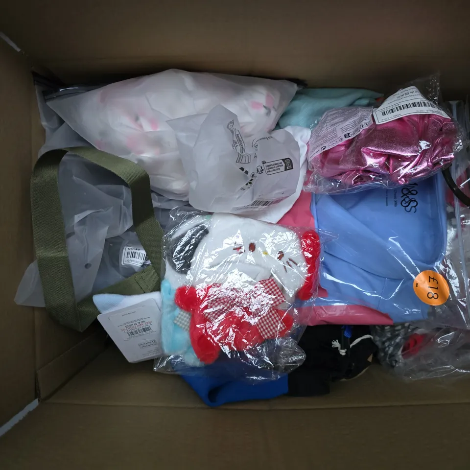 APPROXIMATELY 20 ASSORTED KIDS CLOTHING ITEMS IN VARIOUS STYLES, SIZES & COLOURS TO INCLUDE SHIRTS, SOCKS, TOPS, ETC