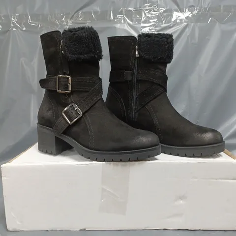 BOXED PAIR OF RUTH LANGSFORD CASUAL BOOTS IN BLACK SIZE 5