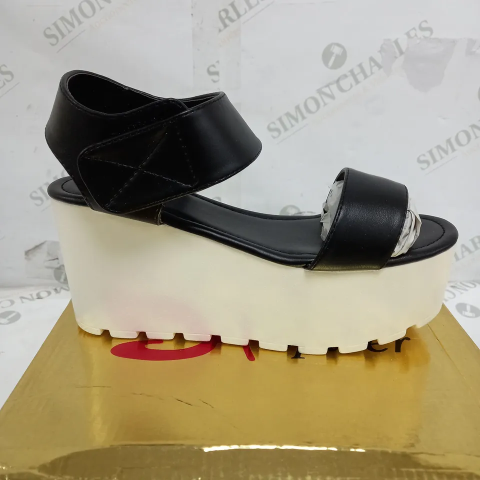BOX OF APPROXIMATELY 5 PAIRS OF SHOES TO INCLUDE GOLD HEELS, LOW SPIKED SHOES, PLATFORM BLACK & WHITE SANDALS ETC