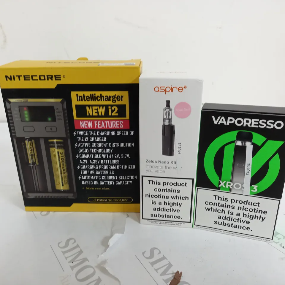 APPROXIMATELY 20 VAPES & E-CIGARETTES TO INCLUDE NITECORE INTELLICHARGER, ASPIRE ZELOS NANO KIT, VAPORESSO XROS3, ETC