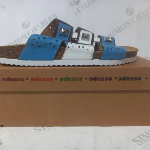 BOXED PAIR OF ADESSO OPEN TOE SANDALS IN BLUE/WHITE SIZE 7