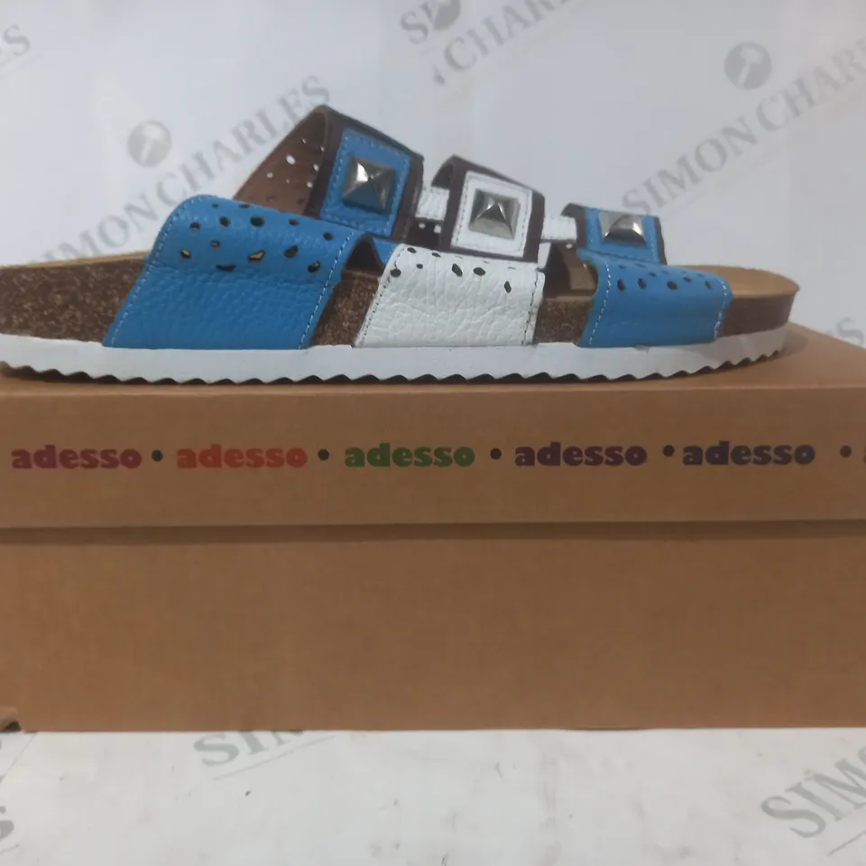 BOXED PAIR OF ADESSO OPEN TOE SANDALS IN BLUE/WHITE SIZE 7