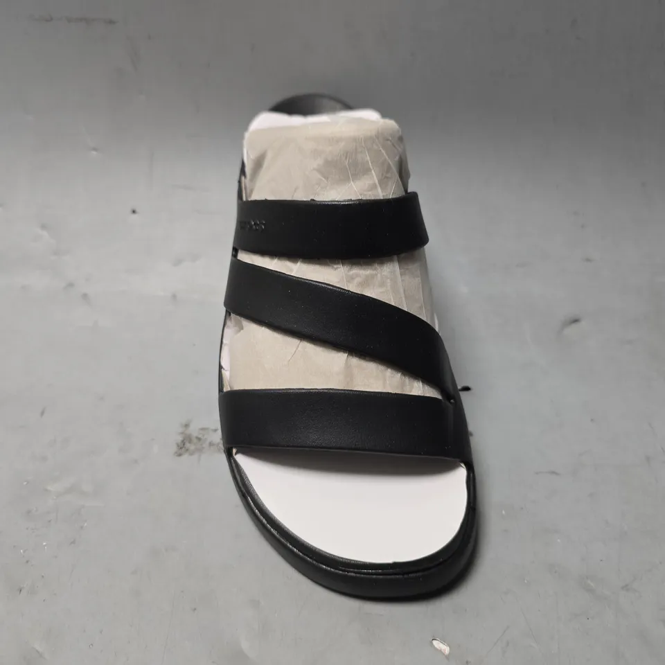 CROCS GETAWAY STRAPPY IN BLACK - UK 4 