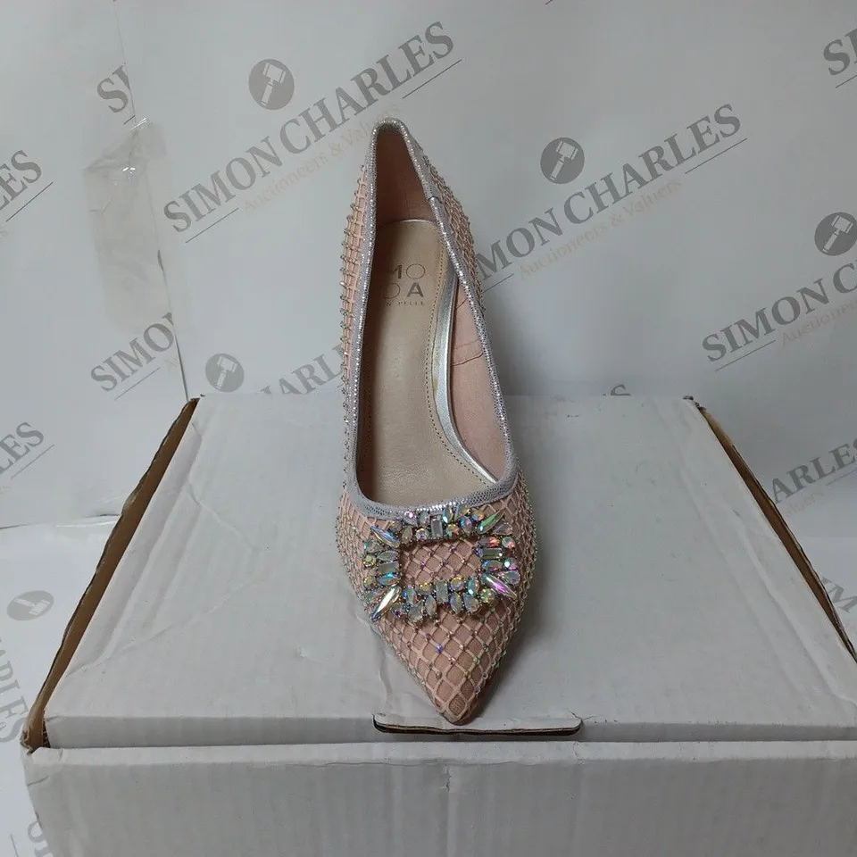 PAIR OF MODA IN PELLE KYLIEE COURT SHOES ROSE GOLD SIZE 6 