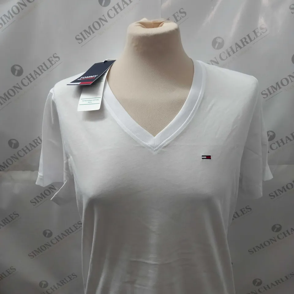 TOMMY HILFIGER ORIGINAL V NECK T-SHIRT SIZE S