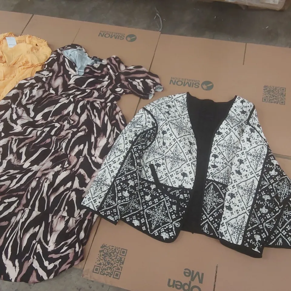 PALLET CONTAINING APPROXIMATELY 300X BRAND NEW ASSORTED DESIGNER CLOTHING ITEMS INCLUDING: JD WILLIAMS DRESSES, TOPS, JEANS ECT