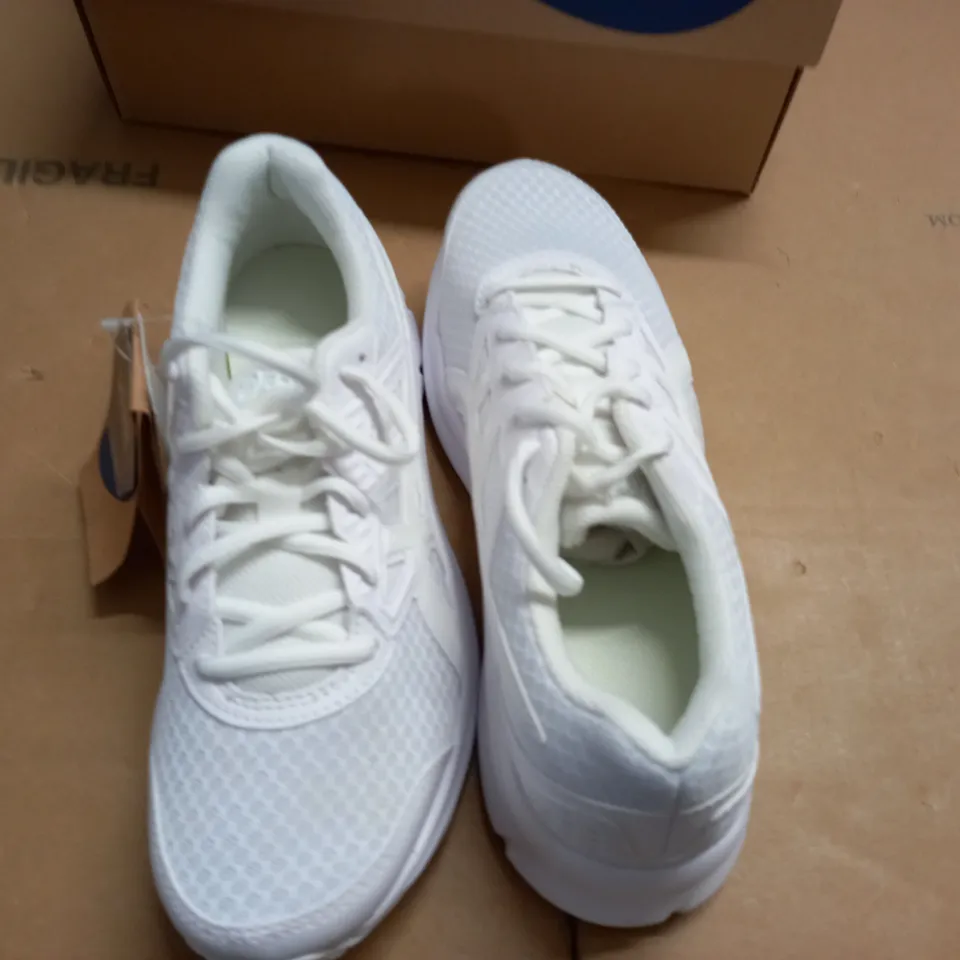 BOXED BRAND NEW JOLT 3 MENS TRAINERS IN WHITE - UK 6