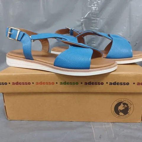 BOXED PAIR OF ADESSO DAISY SANDALS IN CORNFLOWER SIZE 5