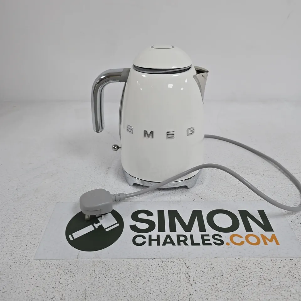 SMEG 50S STYLE KETTLE IN WHITE