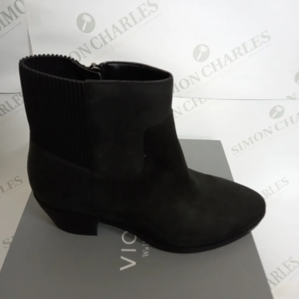 BOXED PAIR OF VIONIC LOW HEEL ANKLE BOOTS IN BLACK SIZE 6.5