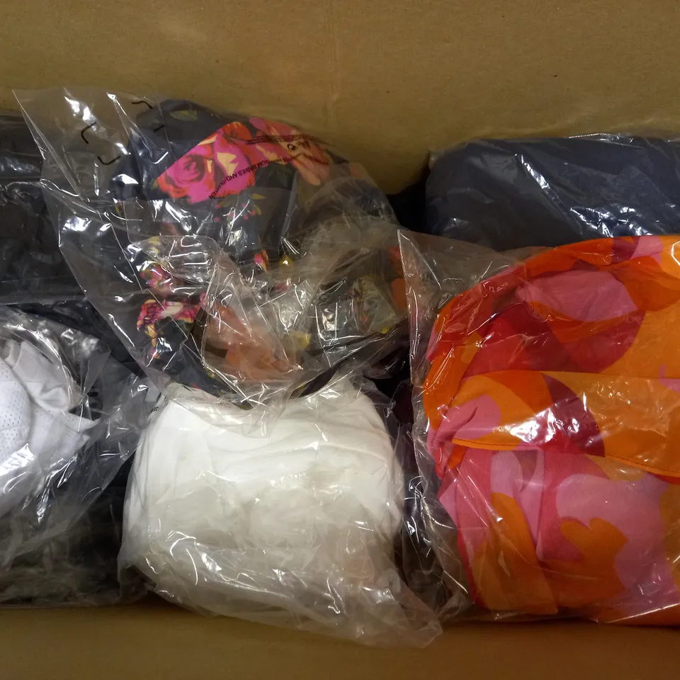 LOT OF 20 ITEMS OF CLOTHING & ACCESSORIES IN ASSORTED SIZES
