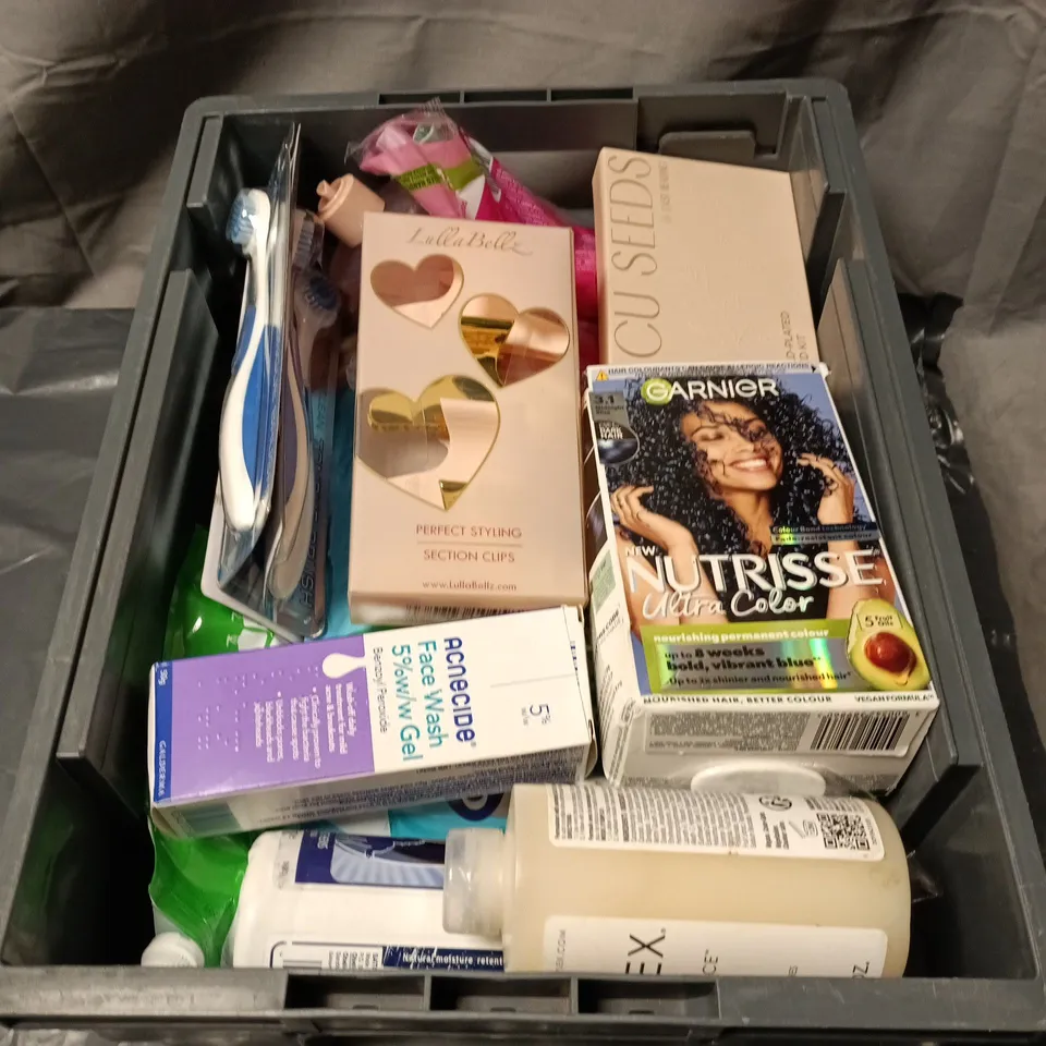 APPROXIMATELY 20 ASSORTED COSMETIC ITEMS INCLUDING TONGUE BRUSHES, HAIR SECTION CLIPS, FACE WASH GEL, GARNIER NUTRISSE ULTRA COLOR