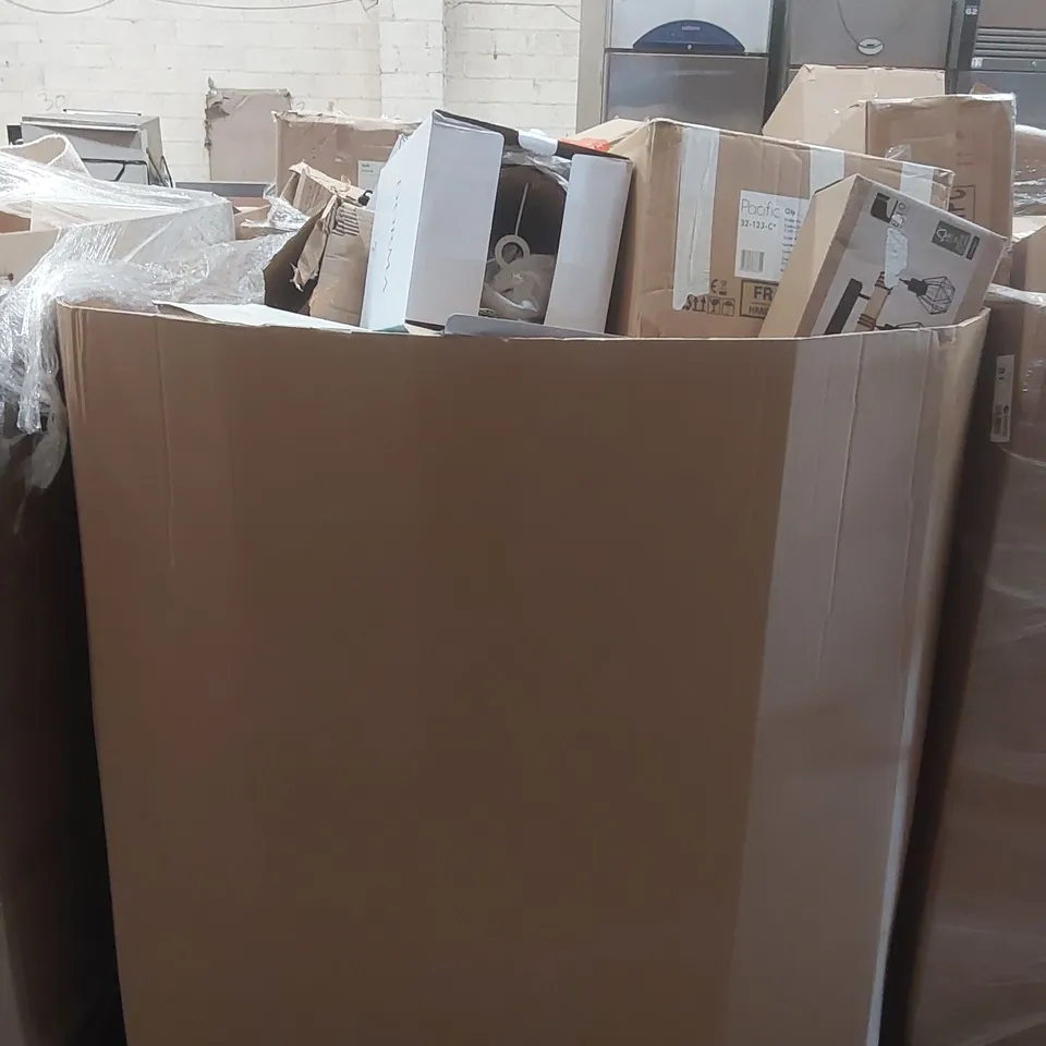 PALLET TO CONTAIN A VERY LARGE QUANTITY OF DESIGNER INDOOR LIGHTING PRODUCTS TO INCLUDE: TABLE LAMPS, CEILING LIGHTS, FLOOR LAMP ECT