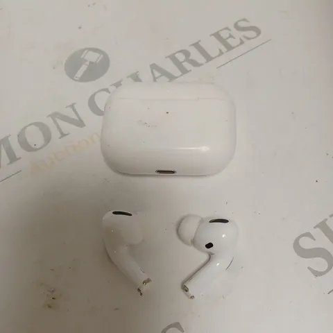 APPLE AIRPODS IN WHITE WITH CHARGING CASE