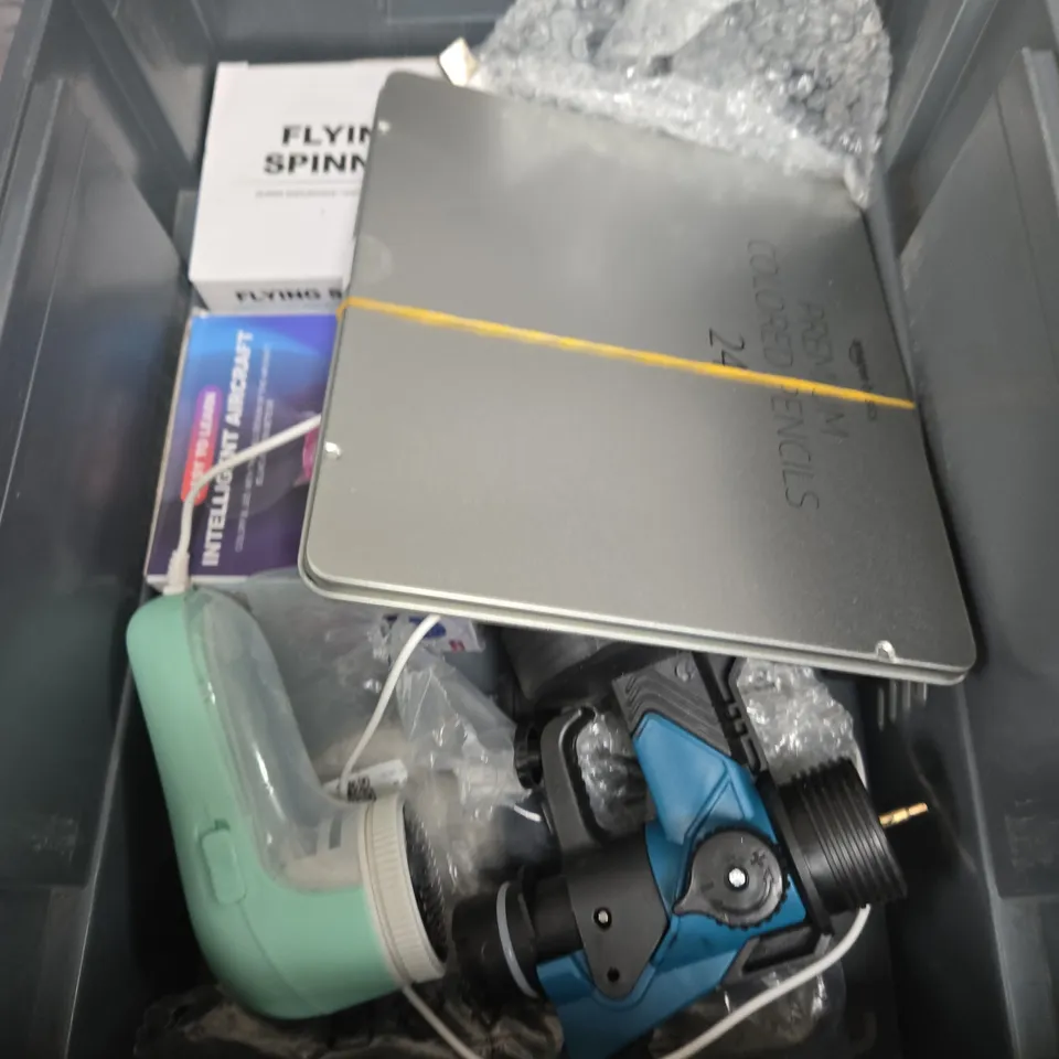 APPROXIMATELY 15 ASSORTED HOUSEHOLD ITEMS TO INCLUDE STABILA SPIRIT LEVEL, NEXUS DOUBLE PLUG SOCKET AND A FLYING SPINNER