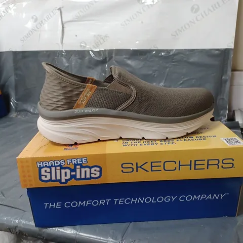 BOXED PAIR OF SKECHERS D'LUX WALKER SLIP-INS - LIGHT BROWN - SIZE 10 UK