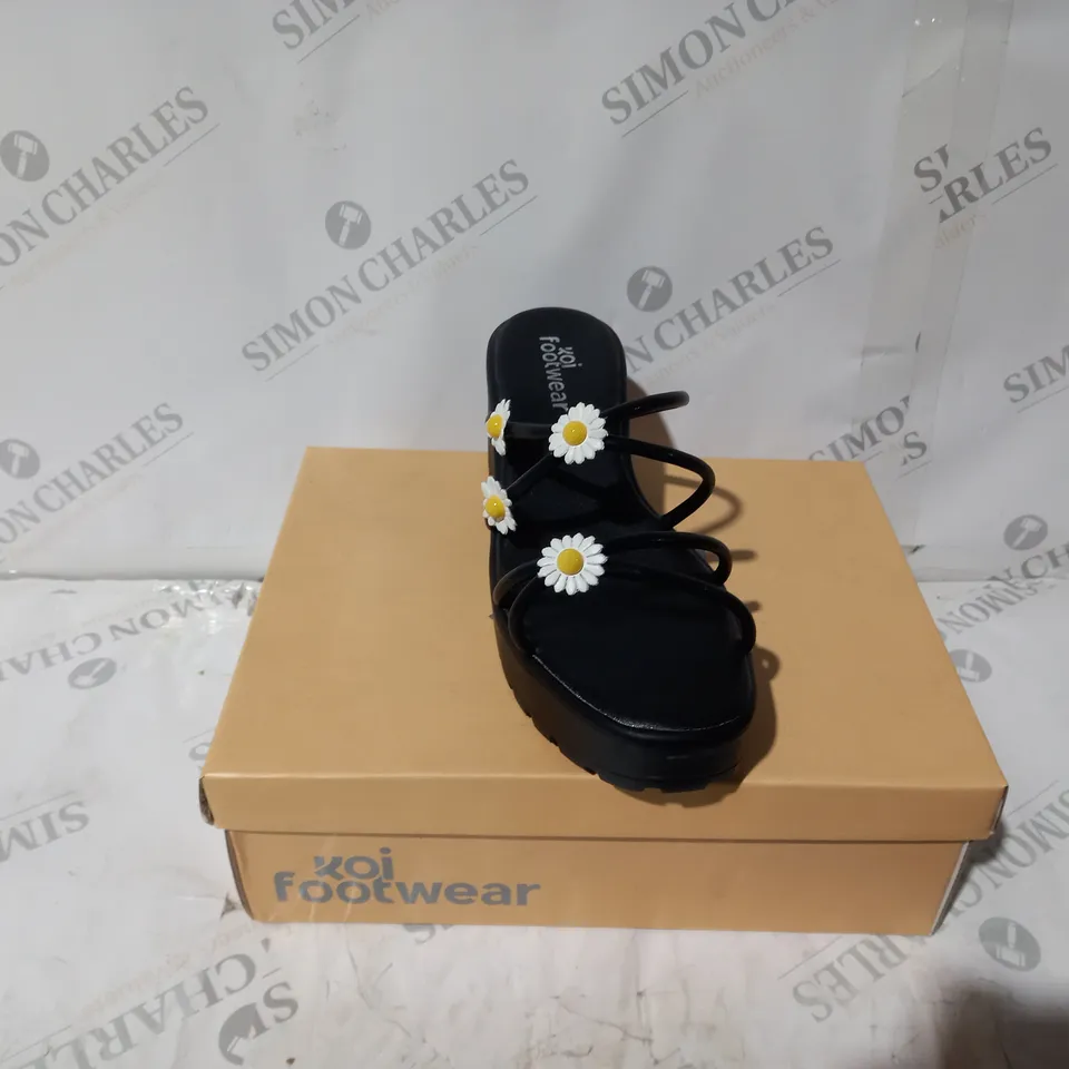 BRAND NEW BOXED PAIR OF KOI VEGAN BLOOMING DAISY OASIS STRAPPY SLIDERS IN BLACK - UK SIZE 7