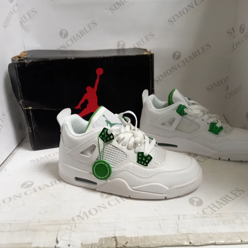 TRAINERS IN THE DESIGN OF AIR JORDAN 4 RETRO WHITE/GREEN - UK SIZE 9