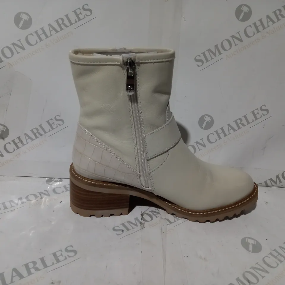 BOXED PAIR OF MODA IN PELLE CORNELIA BIKER BOOTS IN CREAM UK SIZE 6 