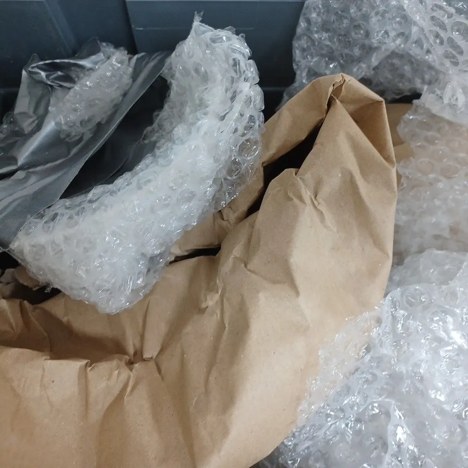 BOX OF APPROXIMATELY 6 ASSORTED ITEMS TO INCLUDE - GIN GLASS - HEREFORD PLATE - KLM BUILDING ETC