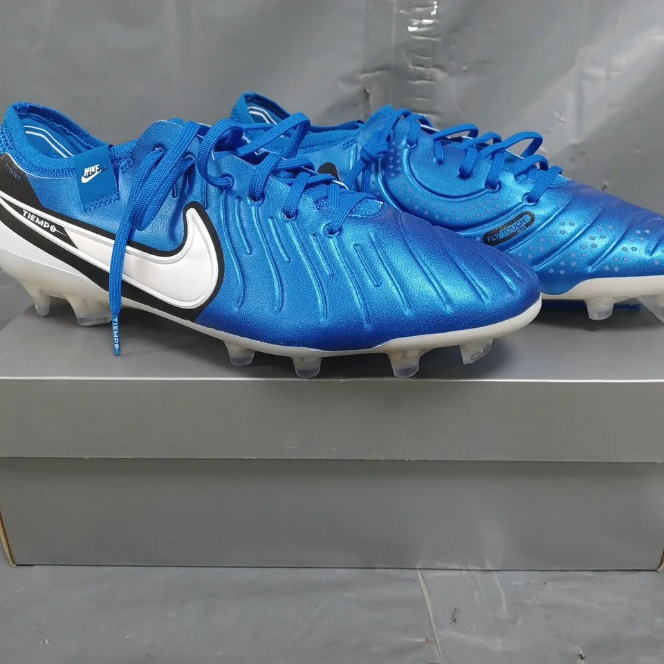 BOXED PAIR OF NIKE LEGEND 10 ELITE FOOTBALL BOOTS IN BLUE/WHITE/BLACK SIZE UK 8.5