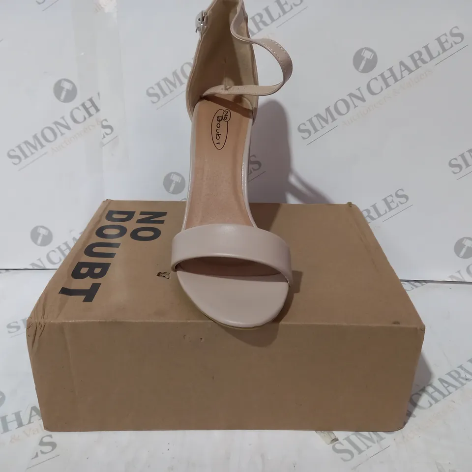 BOXED PAIR OF NO DOUBT OPEN TOE HIGH BLOCK HEEL SANDALS IN NUDE SIZE 7