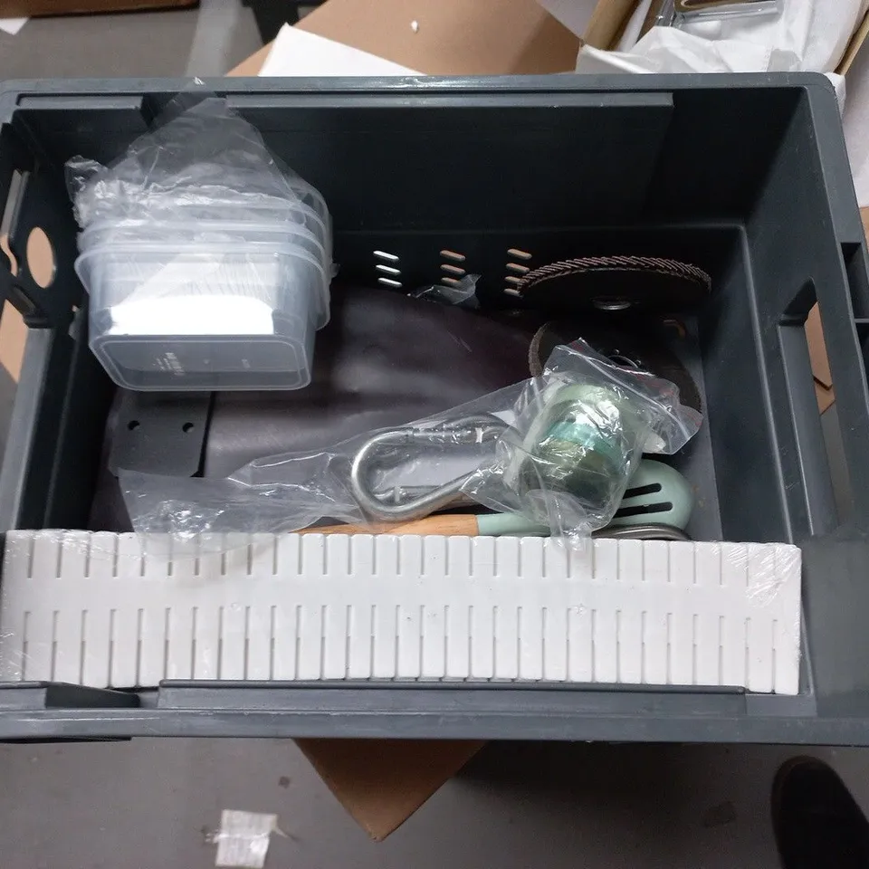 LOT OF APPROXIMATELY 20 ASSORTED HOUSEHOLD ITEMS TO INCLUDE DRY MARKERS, BOSCH DRILL BITS AND CUTTING DISCS