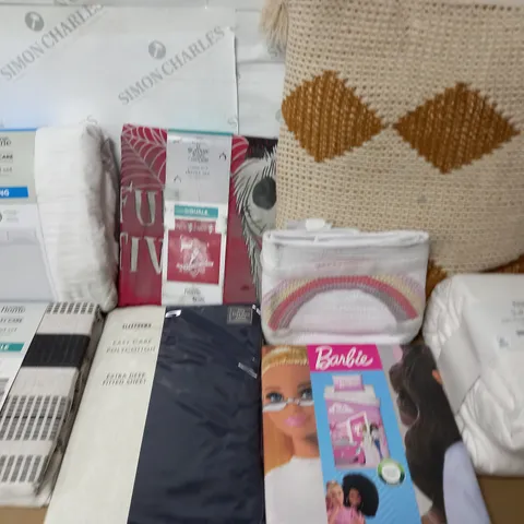 LOT OF 13 ASSORTED HOME FABRIC ITEMS TO INCLUDE FILLED CUSHIONS AND BEDDING SETS