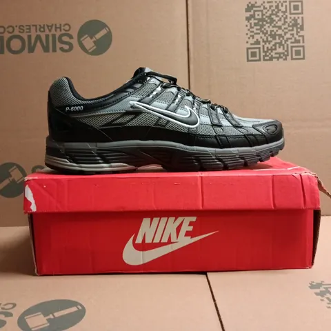 BOXED PAIR OF NIKE P-6000 TRAINERS IN BLACK/GREY SIZE UK 10